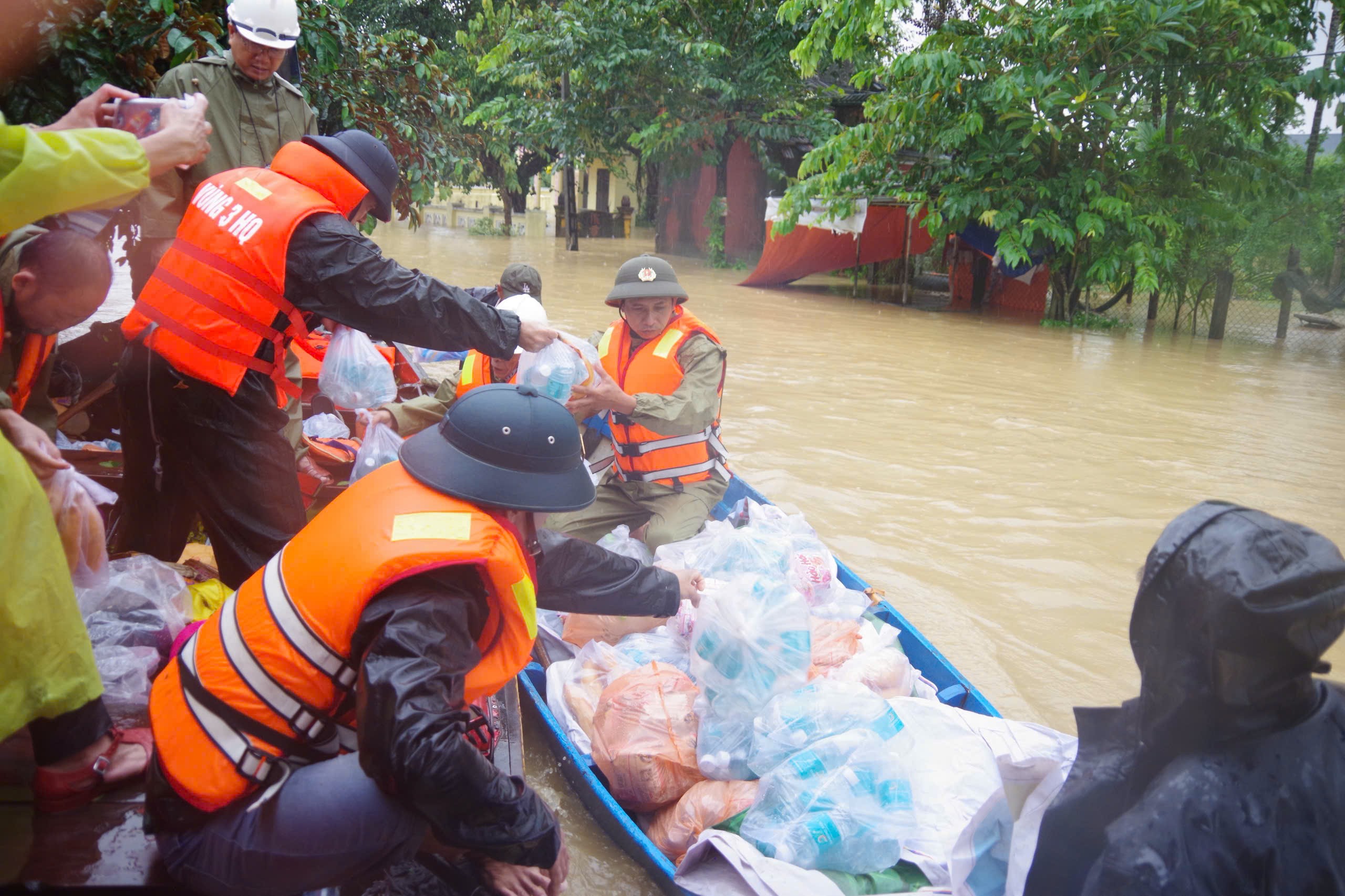 Bộ đội Hải quân tiếp tế lương thực, thực phẩm cho người dân vùng lũ