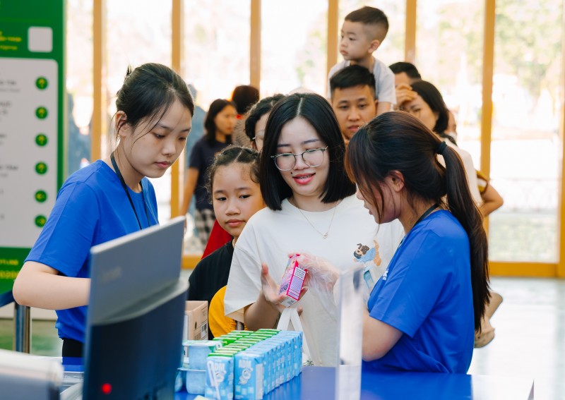 Người tiêu dùng được mời thưởng thức các sản phẩm mới của Vinamilk. Ảnh: Vi Nam Người tiêu dùng được mời thưởng thức các sản phẩm mới của Vinamilk. Ảnh: Vi Nam