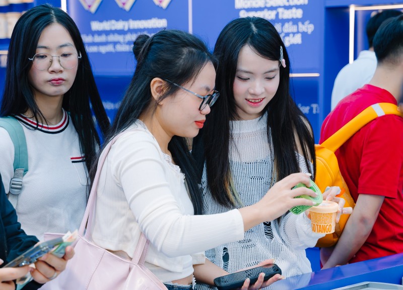Các bạn trẻ thích thú trải nghiệm những vị kem Vinamilk mát lành. Ảnh: Vi Nam Các bạn trẻ thích thú trải nghiệm những vị kem Vinamilk mát lành. Ảnh: Vi Nam