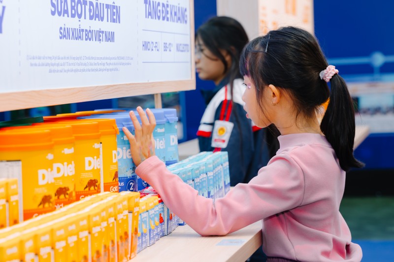 : Vinamilk không ngừng đổi mới sản phẩm, đạt chuẩn quốc tế nhằm chăm sóc toàn diện sức khỏe người tiêu dùng. Ảnh: Vi Nam : Vinamilk không ngừng đổi mới sản phẩm, đạt chuẩn quốc tế nhằm chăm sóc toàn diện sức khỏe người tiêu dùng. Ảnh: Vi Nam