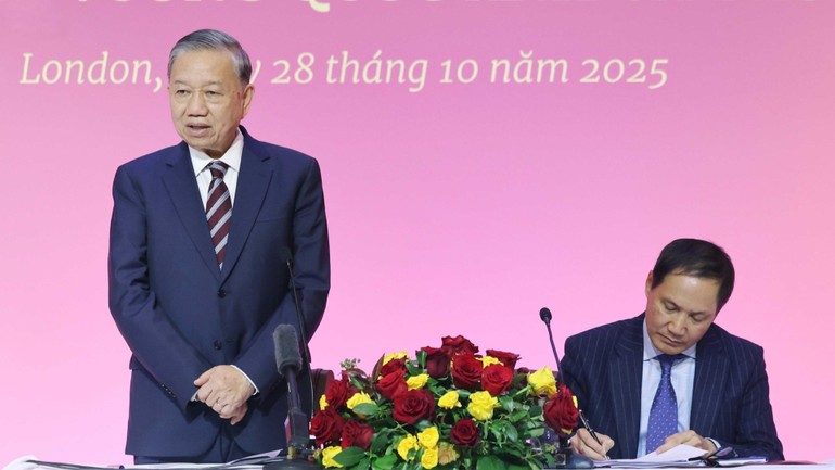 Tổng Bí thư Tô Lâm gặp gỡ cán bộ Đại sứ quán và cộng đồng người Việt Nam tại Anh Tổng Bí thư Tô Lâm gặp gỡ cán bộ Đại sứ quán và cộng đồng người Việt Nam tại Anh