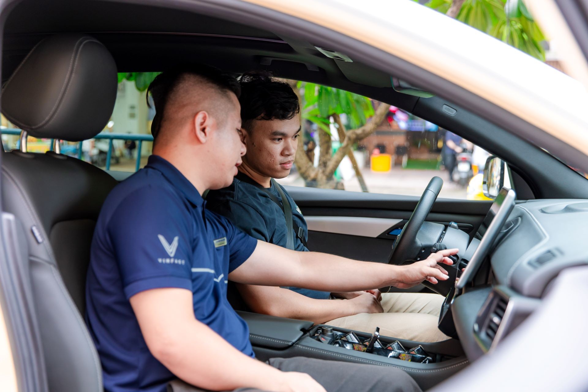 Thiết kế tối giản trong khoang lái VF 8 được nhiều khách hàng đánh giá cao. Thiết kế tối giản trong khoang lái VF 8 được nhiều khách hàng đánh giá cao.