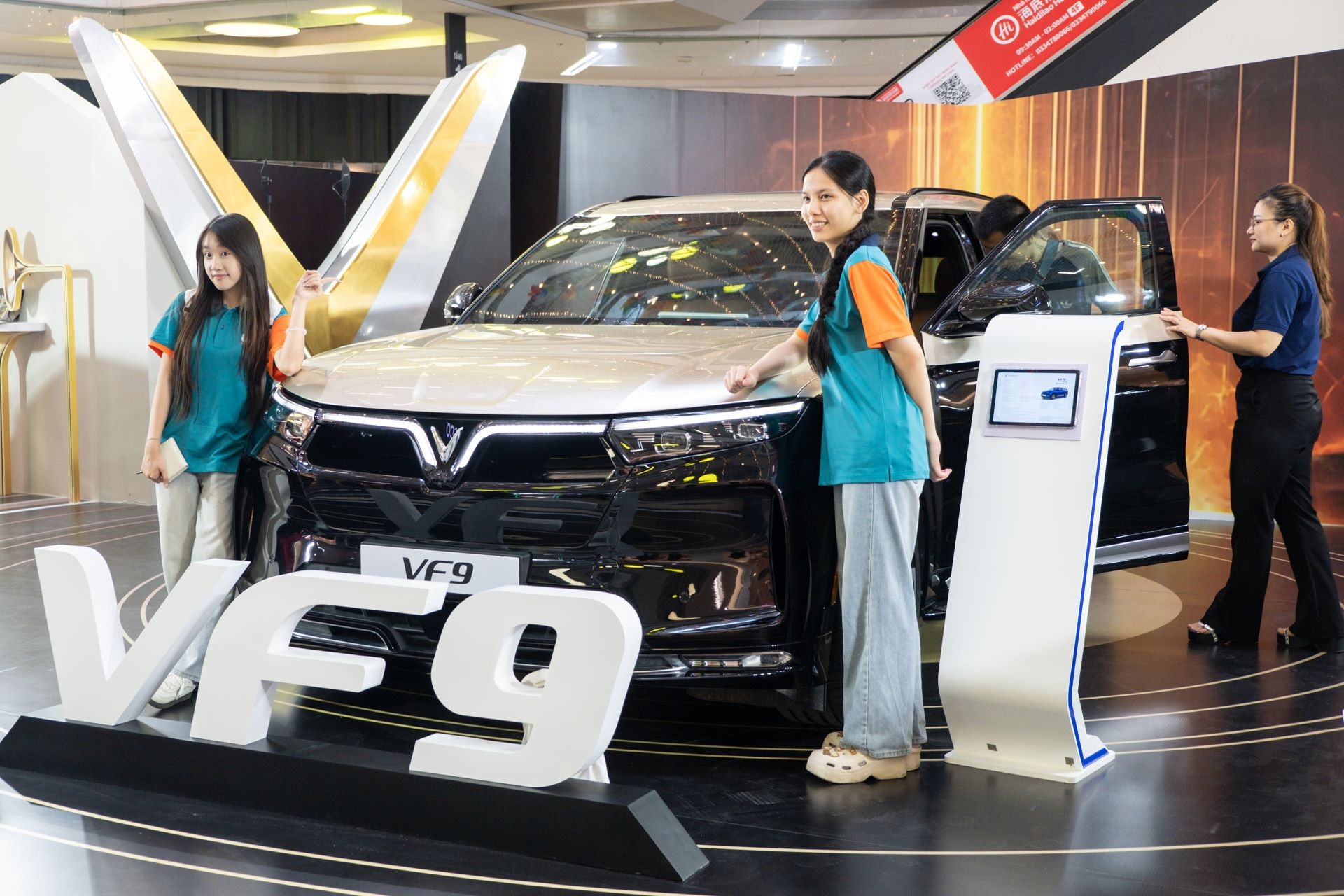 VF 9 được nhiều khách hàng ghé thăm TTTM Vạn Hạnh Mall chú ý nhờ vẻ ngoài bề thế. VF 9 được nhiều khách hàng ghé thăm TTTM Vạn Hạnh Mall chú ý nhờ vẻ ngoài bề thế.