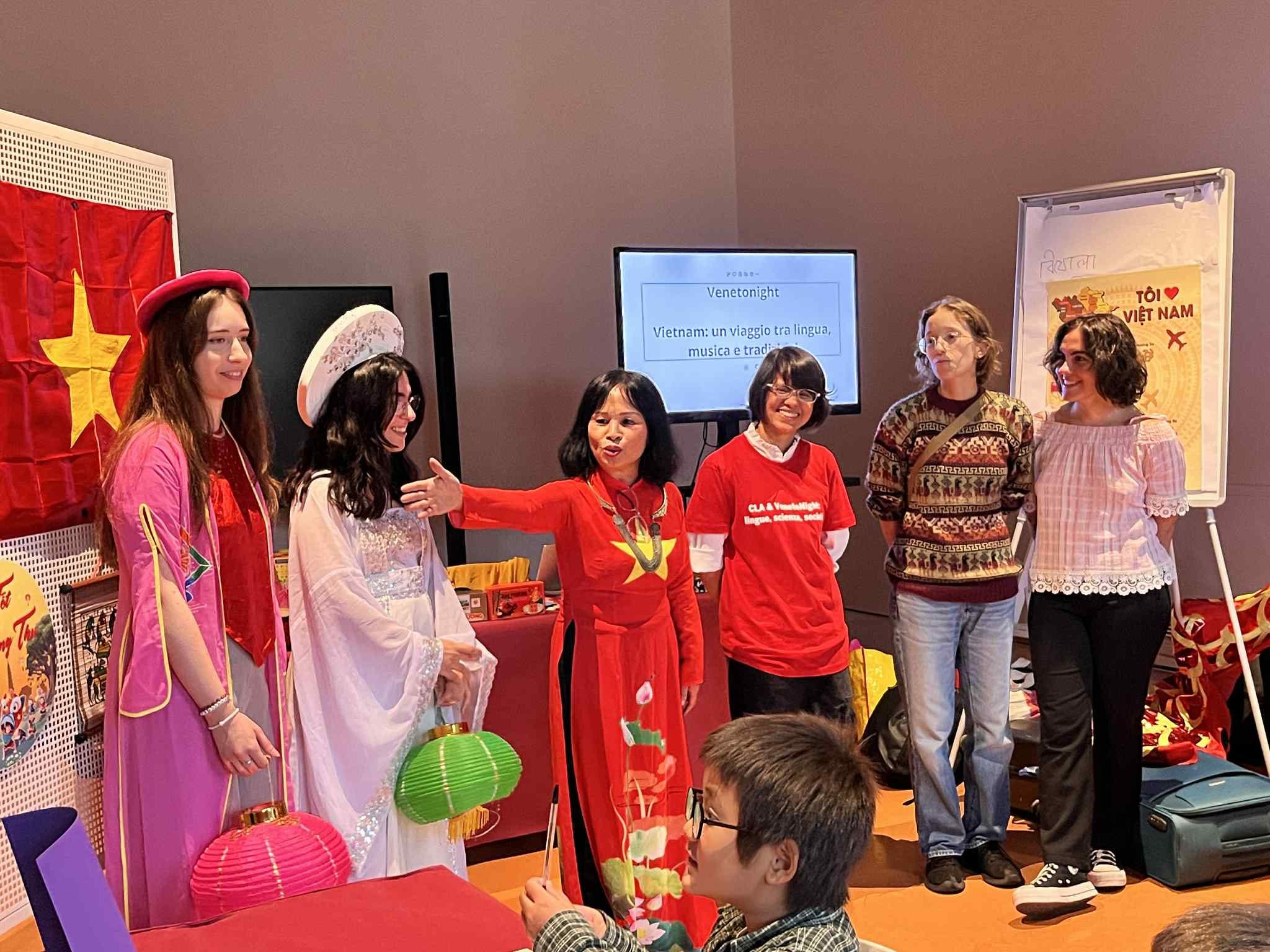 Cô Lê Thị Bích Hường (thứ ba từ trái sang) cùng các sinh viên Đại học Ca’ Foscari tham gia Phòng thí nghiệm  Giữ tiếng Việt bằng nhạc cụ và ẩm thực