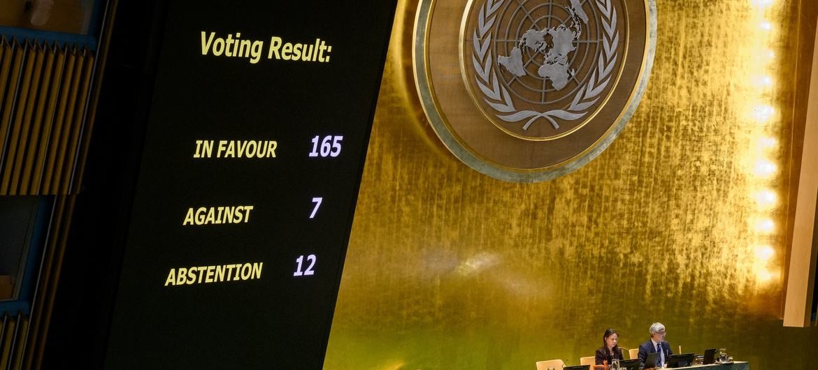 Đại hội đồng Liên hợp quốc bỏ phiếu thông qua dự thảo nghị quyết về sự cần thiết phải chấm dứt lệnh cấm vận kinh tế, thương mại và tài chính do Mỹ áp đặt đối với Cuba. (Ảnh: news.un.org)