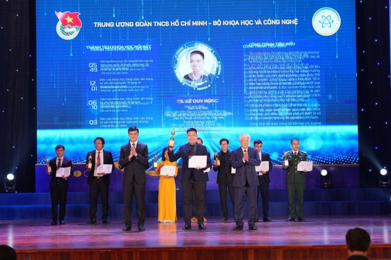Tiến sĩ Lê Duy Dũng, 1 trong 10 nhà khoa học trẻ nhận giải thưởng Quả Cầu Vàng năm 2025. Tiến sĩ Lê Duy Dũng, 1 trong 10 nhà khoa học trẻ nhận giải thưởng Quả Cầu Vàng năm 2025.