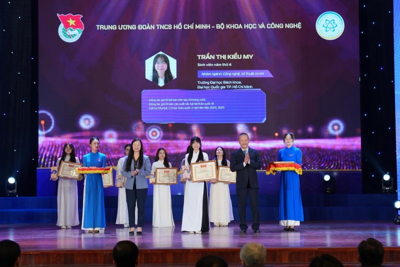 Phó Chủ tịch Hội liên hiệp Phụ nữ Việt Nam Nguyễn Thị Thu Hiền và ông Nguyễn Duy Hưng, Thành viên HĐQT Công ty Tân Hiệp Phát trao Giải thưởng Nữ sinh KHCN cho các nữ sinh tiêu biểu. Phó Chủ tịch Hội liên hiệp Phụ nữ Việt Nam Nguyễn Thị Thu Hiền và ông Nguyễn Duy Hưng, Thành viên HĐQT Công ty Tân Hiệp Phát trao Giải thưởng Nữ sinh KHCN cho các nữ sinh tiêu biểu.