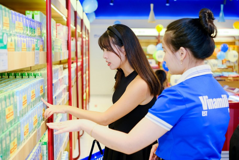 Hình 1 (Báo chọn 1 trong các hình): Vinamilk tăng trưởng doanh thu quý 3 tại thị trường trong nước nhờ tăng độ phủ cửa hàng; sản phẩm mới và đa dạng cách tiếp cận người tiêu dùng. Ảnh: Vi Nam Hình 1 (Báo chọn 1 trong các hình): Vinamilk tăng trưởng doanh thu quý 3 tại thị trường trong nước nhờ tăng độ phủ cửa hàng; sản phẩm mới và đa dạng cách tiếp cận người tiêu dùng. Ảnh: Vi Nam