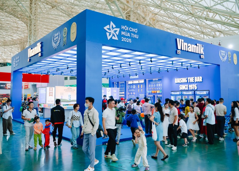 Hình 2 (Báo chọn 1 trong các hình): Vinamilk hiện diện và khẳng định vị thế thương hiệu sữa hàng đầu Việt Nam, vươn tầm Quốc tế tại các triển lãm, hội chợ lớn. Ảnh: Vi Nam Hình 2 (Báo chọn 1 trong các hình): Vinamilk hiện diện và khẳng định vị thế thương hiệu sữa hàng đầu Việt Nam, vươn tầm Quốc tế tại các triển lãm, hội chợ lớn. Ảnh: Vi Nam