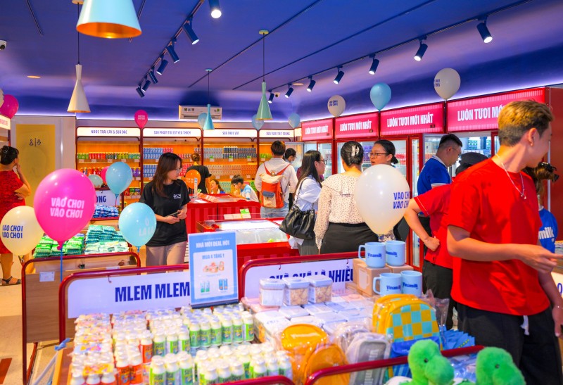 Hình 3 (Báo chọn 1 trong 2 hình): Các cửa hàng Vinamilk đã được thay đổi đồng bộ theo nhận diện thương hiệu mới. Ảnh: Vi Nam Hình 3 (Báo chọn 1 trong 2 hình): Các cửa hàng Vinamilk đã được thay đổi đồng bộ theo nhận diện thương hiệu mới. Ảnh: Vi Nam