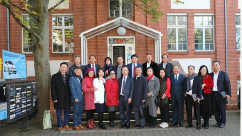 Đoàn công tác chụp ảnh kỷ niệm tại Trung tâm thương mại Đồng Xuân Berlin. (Ảnh: Đại sứ quán Việt Nam tại Cộng hòa Liên bang Đức) Đoàn công tác chụp ảnh kỷ niệm tại Trung tâm thương mại Đồng Xuân Berlin. (Ảnh: Đại sứ quán Việt Nam tại Cộng hòa Liên bang Đức)