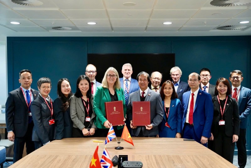 Bộ trưởng Nguyễn Kim Sơn và Bộ trưởng Baroness Smith chụp hình lưu niệm.