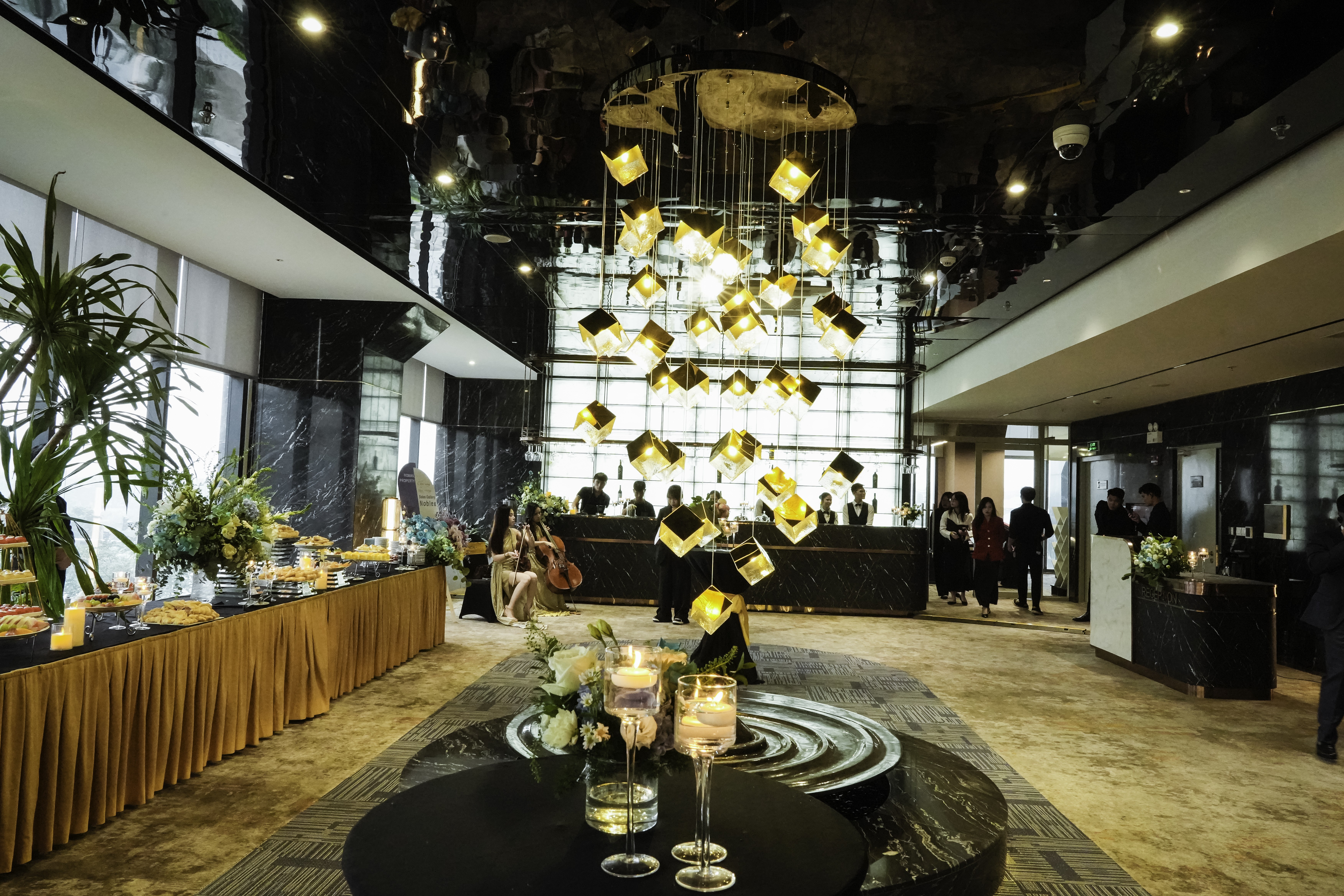 Mỗi chi tiết, vật liệu tại NobleX Sales Gallery đều được chọn lựa kỹ lưỡng để chuyển tải trọn vẹn tinh thần của Nhà Sunshine – nơi tiêu chuẩn thiết kế, chất lượng thi công và công nghệ vận hành thông minh được tái hiện đồng bộ theo triết lý “giá trị thực cho người dùng cuối”.  Mỗi chi tiết, vật liệu tại NobleX Sales Gallery đều được chọn lựa kỹ lưỡng để chuyển tải trọn vẹn tinh thần của Nhà Sunshine – nơi tiêu chuẩn thiết kế, chất lượng thi công và công nghệ vận hành thông minh được tái hiện đồng bộ theo triết lý “giá trị thực cho người dùng cuối”.