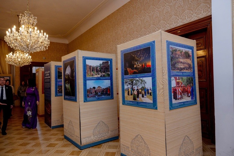 Gần 200 hình ảnh, hiện vật tiêu biểu, trưng bày đã giới thiệu tổng quan về di sản văn hóa Việt Nam và quá trình bảo vệ, phát huy giá trị di sản văn hóa ở Việt Nam.