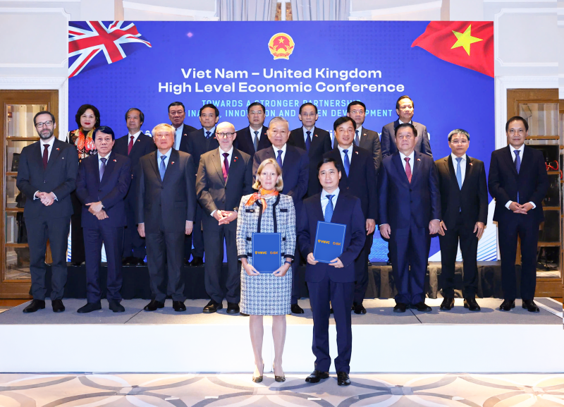 Tổng Bí thư Tô Lâm, Đặc phái viên Thương mại của Chính phủ Anh Matt Western chứng kiến ông Ngô Chí Dũng, Chủ tịch HĐQT kiêm Tổng Giám đốc Công ty Vắc xin Việt Nam VNVC và bà Kaja Natland, Phó Chủ tịch cấp cao GSK vùng châu Á - Thái Bình Dương, khu vực quốc tế trao văn kiện hợp tác. Ảnh: HTN Tổng Bí thư Tô Lâm, Đặc phái viên Thương mại của Chính phủ Anh Matt Western chứng kiến ông Ngô Chí Dũng, Chủ tịch HĐQT kiêm Tổng Giám đốc Công ty Vắc xin Việt Nam VNVC và bà Kaja Natland, Phó Chủ tịch cấp cao GSK vùng châu Á - Thái Bình Dương, khu vực quốc tế trao văn kiện hợp tác. Ảnh: HTN