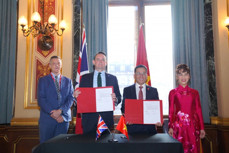 Tổng Giám đốc Vietjet Đinh Việt Phương (giữa, phải) và ông Ewen McDonald, Tổng Giám đốc Thương mại Tập đoàn Rolls-Royce (giữa, trái) ký kết hợp đồng động cơ và dịch vụ động cơ Trent 7000 trị giá 3,8 tỷ Đô la Mỹ tại Bộ Ngoại giao Anh. Tổng Giám đốc Vietjet Đinh Việt Phương (giữa, phải) và ông Ewen McDonald, Tổng Giám đốc Thương mại Tập đoàn Rolls-Royce (giữa, trái) ký kết hợp đồng động cơ và dịch vụ động cơ Trent 7000 trị giá 3,8 tỷ Đô la Mỹ tại Bộ Ngoại giao Anh.