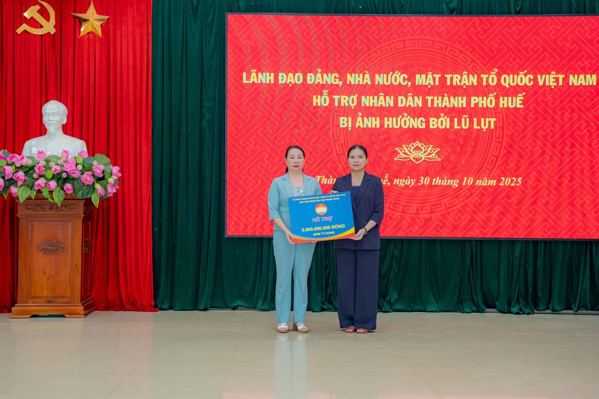 bà Hà Thị Nga, Ủy viên Trung ương Đảng, Phó Chủ tịch Ủy ban Trung ương MTTQ Việt Nam trao hỗ trợ cho thành phố Huế số tiền 5 tỷ đồng    bà Hà Thị Nga, Ủy viên Trung ương Đảng, Phó Chủ tịch Ủy ban Trung ương MTTQ Việt Nam trao hỗ trợ cho thành phố Huế số tiền 5 tỷ đồng