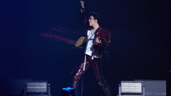 dimash kudaibergen tai sao ca the gioi phat cuong truoc mot giong hat