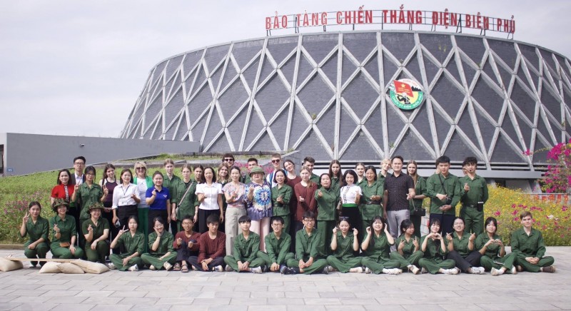 Học sinh Nga trải nghiệm nấu cơm bếp Hoàng Cầm, tiếp lương, tải đạn tại Điện Biên