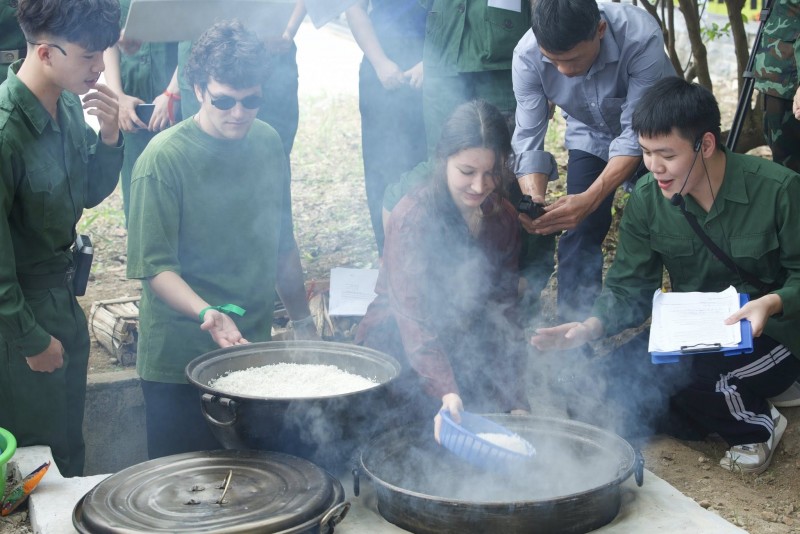 Học sinh Nga trải nghiệm nấu cơm bếp Hoàng Cầm, tiếp lương, tải đạn tại Điện Biên