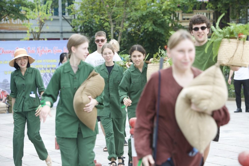 Học sinh Nga trải nghiệm nấu cơm bếp Hoàng Cầm, tiếp lương, tải đạn tại Điện Biên