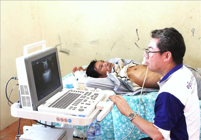 Khám, chữa bệnh từ thiện cho người dân ở miền Nam Campuchia