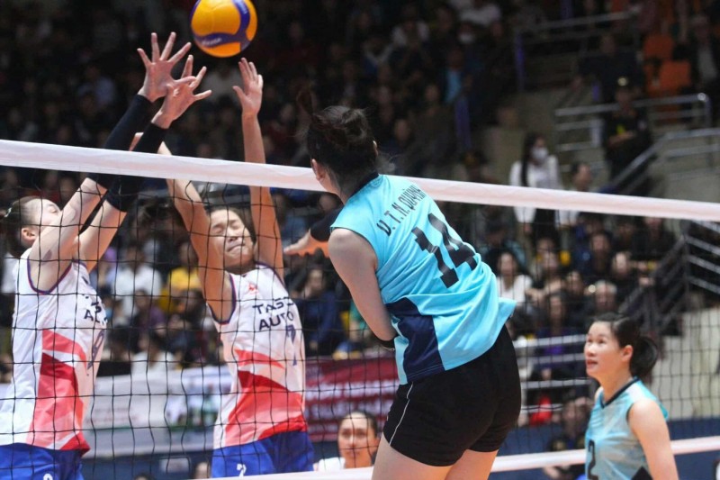 Các trận đấu quyết liệt trong vòng chung kết của giải nữ. (Ảnh: T.L)