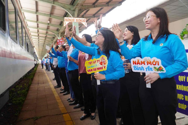 Lãnh đạo LĐLĐ tỉnh Đồng Nai tiễn công nhân về quê đón Tết 2025. (Ảnh: T.L)