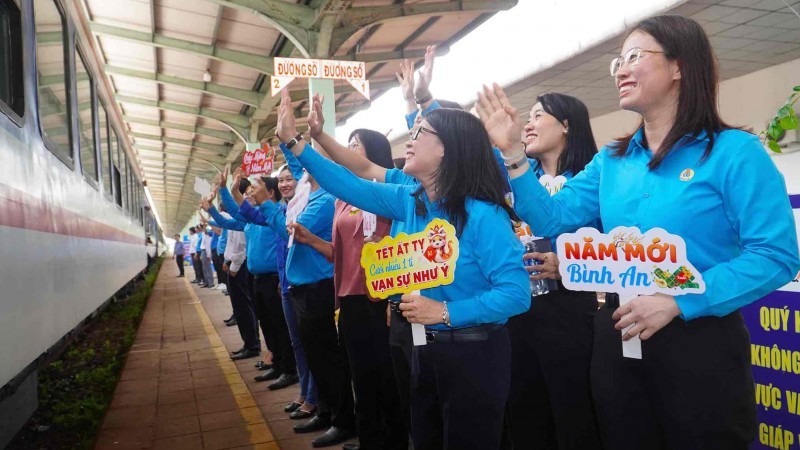 Công đoàn VN: Tặng 2.500 vé tàu, máy bay đưa công nhân về quê đón Tết Bính Ngọ 2026