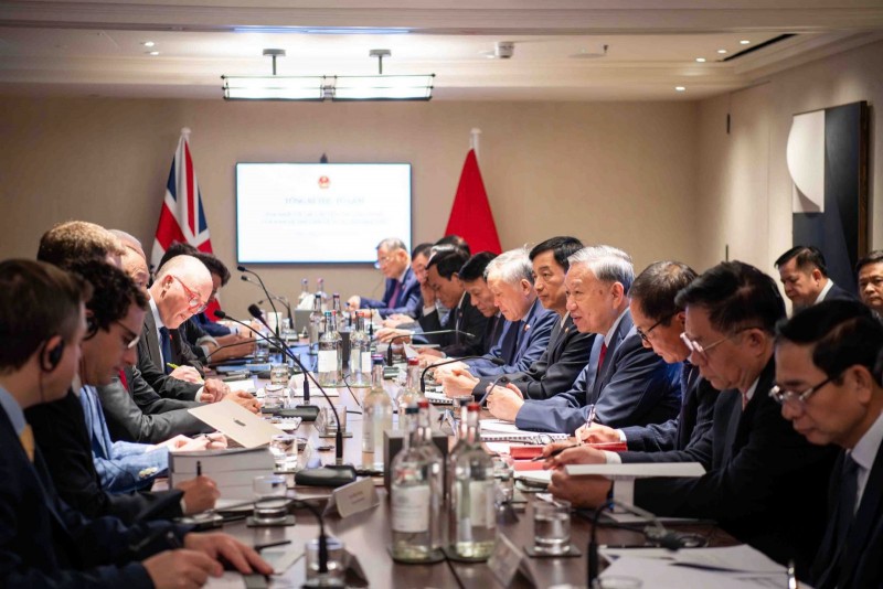 Tổng Bí thư Tô Lâm và các đồng chí trong Đoàn đại biểu cấp cao Việt Nam dự Toạ đàm với các chuyên gia công nghệ của Anh và thế giới về AI và Chip bán dẫn.