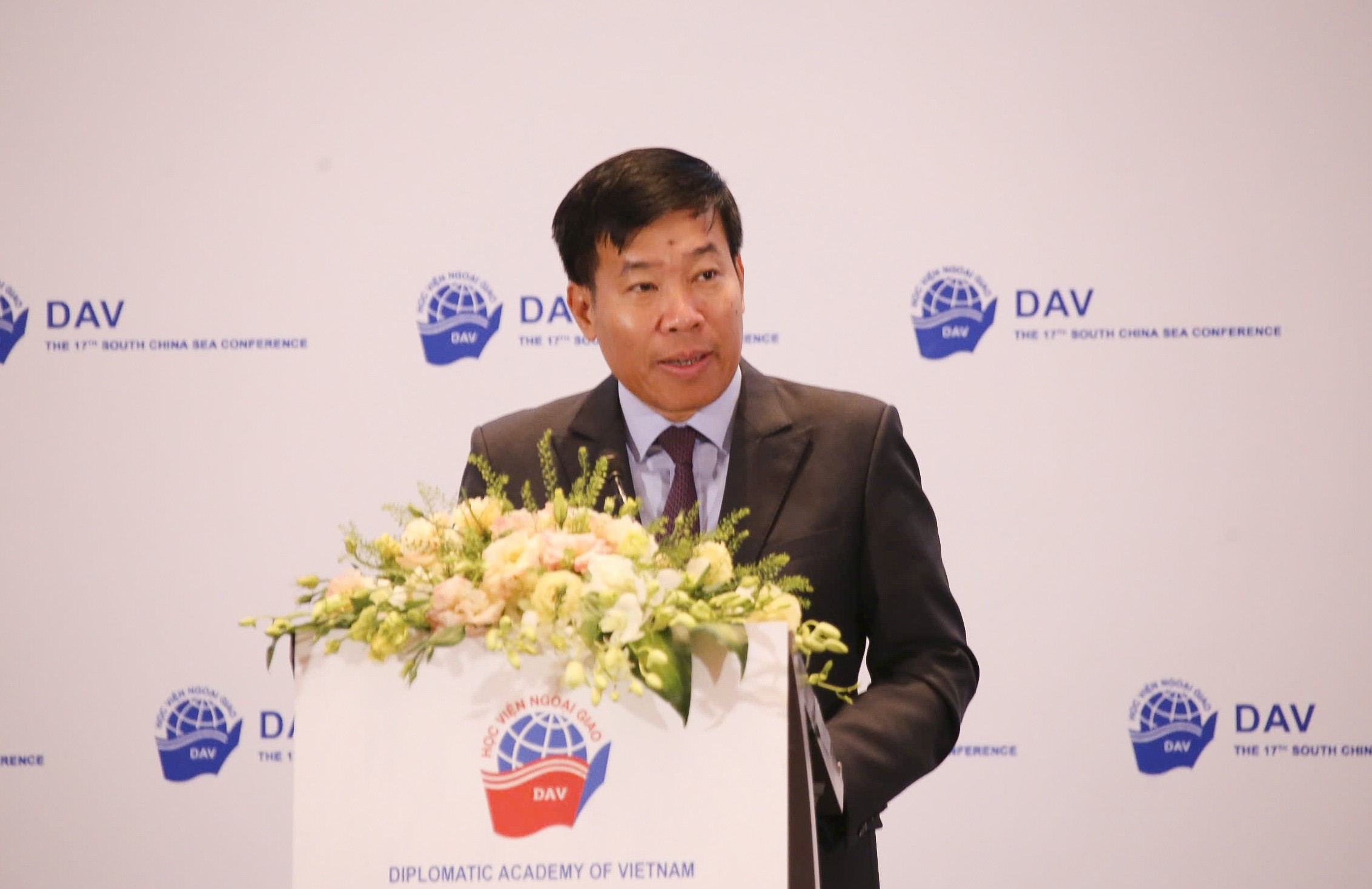 Cùng nhau vượt qua bất định vì một Biển Đông hòa bình, ổn định và thịnh vượng Cùng nhau vượt qua bất định vì một Biển Đông hòa bình, ổn định và thịnh vượng