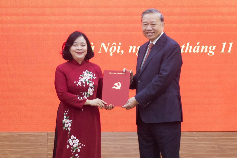 Tổng Bí thư Tô Lâm trao Quyết định của Bộ Chính trị và tặng hoa chúc mừng bà Bùi Thị Minh Hoài. Ảnh: Quang Vinh.  Tổng Bí thư Tô Lâm trao Quyết định của Bộ Chính trị và tặng hoa chúc mừng bà Bùi Thị Minh Hoài. Ảnh: Quang Vinh.