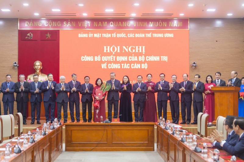 Tổng Bí thư Tô Lâm và các đại biểu tặng hoa chúc mừng bà Bùi Thị Minh Hoài. Ảnh: Quang Vinh.  Tổng Bí thư Tô Lâm và các đại biểu tặng hoa chúc mừng bà Bùi Thị Minh Hoài. Ảnh: Quang Vinh.