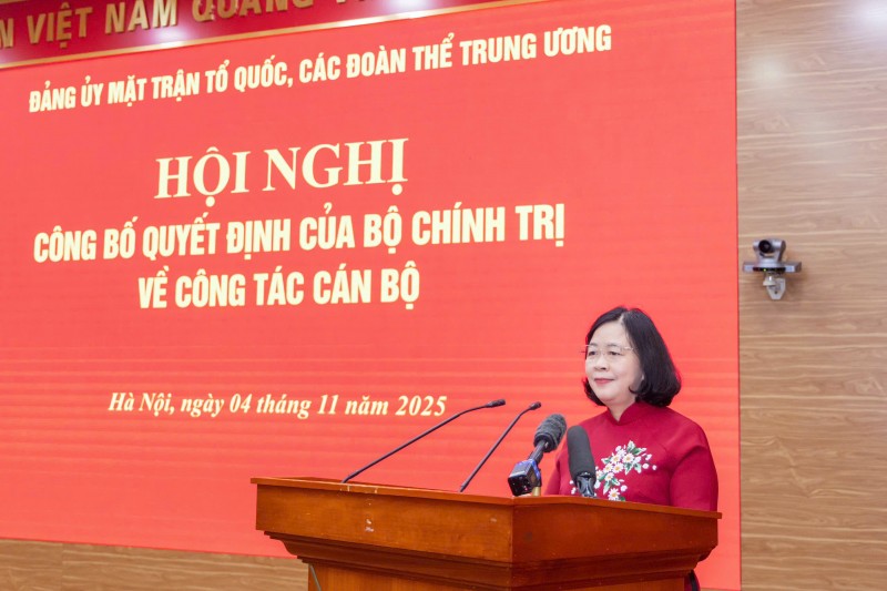 Bí thư Đảng ủy MTTQ, các đoàn thể Trung ương Bùi Thị Minh Hoài phát biểu nhận nhiệm vụ  Bí thư Đảng ủy MTTQ, các đoàn thể Trung ương Bùi Thị Minh Hoài phát biểu nhận nhiệm vụ