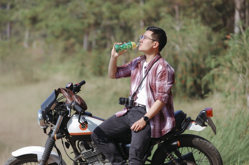 Giữa ban mai Pleiku, nhiều bạn trẻ nhâm nhi chai Trà Xanh Không Độ mát lạnh, hương trà xanh thiên nhiên giúp họ ‘refresh’ tâm trí và tìm lại sự bình yên sau những ngày căng thẳng.