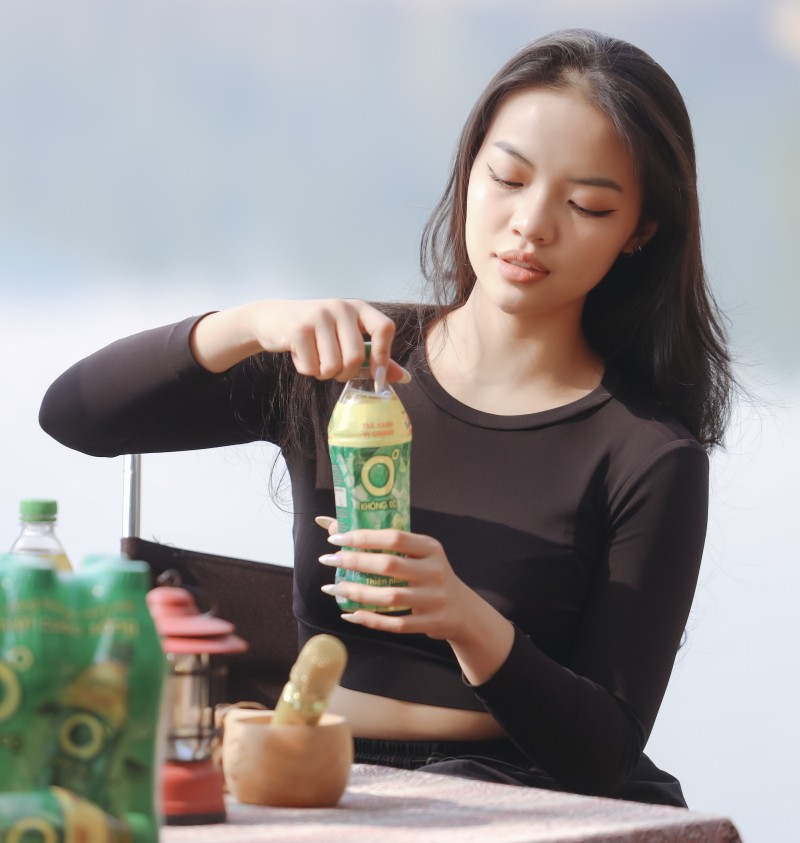 Giữa buổi chiều vàng Hội An, nhiều bạn trẻ ngồi bên sông Hoài, nhâm nhi chai Trà Xanh Không Độ mát lạnh để tìm lại nhịp thở cân bằng và sự bình yên mang vị trà xanh.