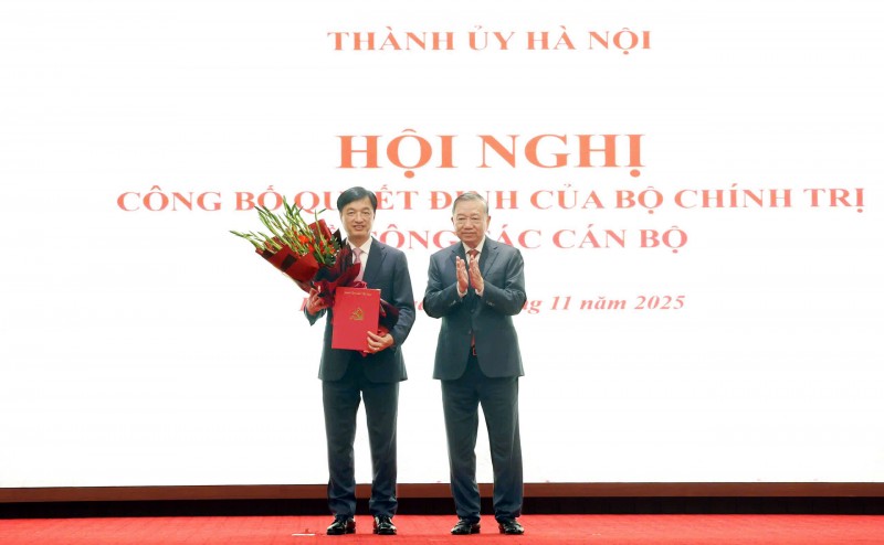 Tổng Bí thư Tô Lâm trao Quyết định của Bộ Chính trị điều động, phân công đồng chí Nguyễn Duy Ngọc giữ chức Bí thư Thành ủy Hà Nội khóa XVIII, nhiệm kỳ 2025-2030. (Ảnh: T.L) Tổng Bí thư Tô Lâm trao Quyết định của Bộ Chính trị điều động, phân công đồng chí Nguyễn Duy Ngọc giữ chức Bí thư Thành ủy Hà Nội khóa XVIII, nhiệm kỳ 2025-2030. (Ảnh: T.L)