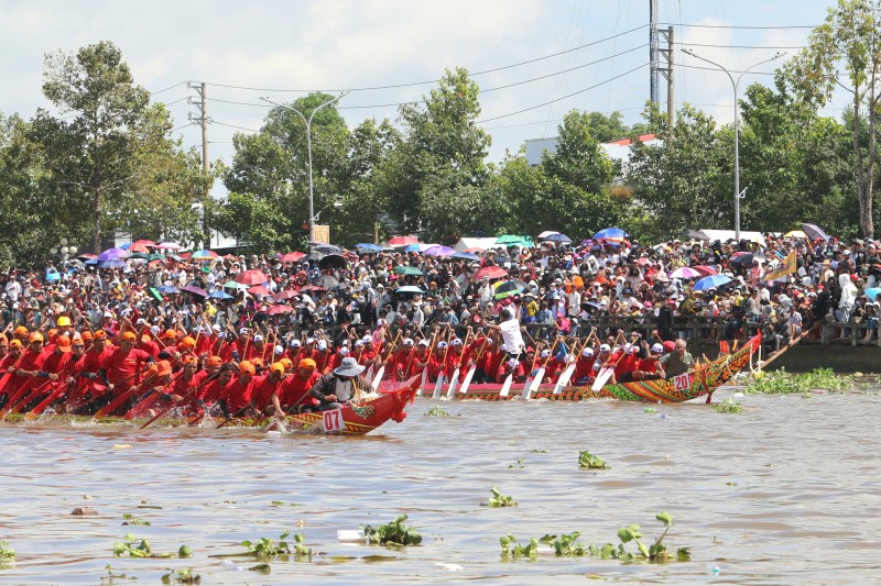 61 đội tranh tài tại Giải đua ghe Ngo - Lễ hội Óoc Om Bóc thành phố Cần Thơ năm 2025 61 đội tranh tài tại Giải đua ghe Ngo - Lễ hội Óoc Om Bóc thành phố Cần Thơ năm 2025