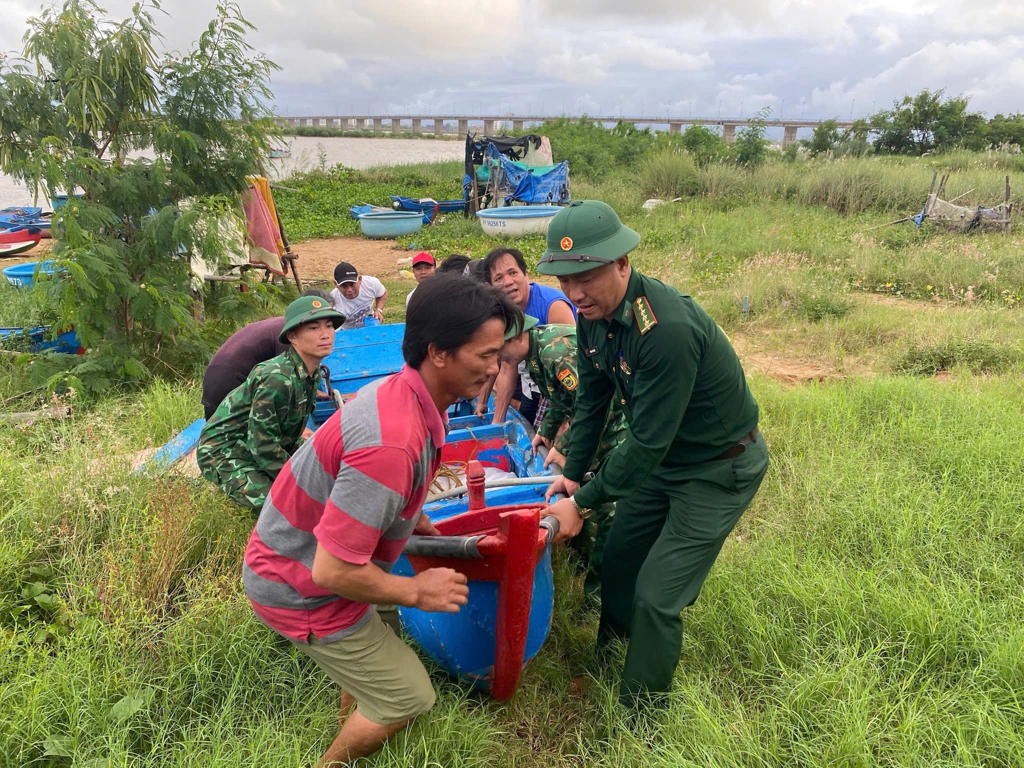 Đồn Biên phòng Tuy Hoà hỗ trợ ngư dân kéo ghe, neo đậu tàu thuyền an toàn trước bão số 13 Đồn Biên phòng Tuy Hoà hỗ trợ ngư dân kéo ghe, neo đậu tàu thuyền an toàn trước bão số 13