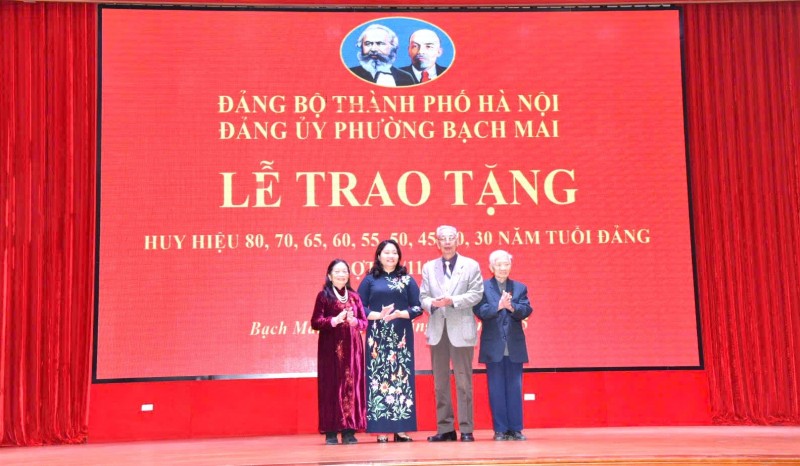 Lãnh đạo Đảng ủy phường Bạch Mai trao Huy hiệu 60 năm tuổi Đảng tặng các đảng viên. (Ảnh: T.L) Lãnh đạo Đảng ủy phường Bạch Mai trao Huy hiệu 60 năm tuổi Đảng tặng các đảng viên. (Ảnh: T.L)