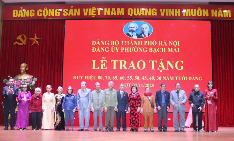 Lãnh đạo Đảng ủy phường Bạch Mai trao Huy hiệu 60 năm tuổi Đảng tặng các đảng viên. (Ảnh: T.L) Lãnh đạo Đảng ủy phường Bạch Mai trao Huy hiệu 60 năm tuổi Đảng tặng các đảng viên. (Ảnh: T.L)