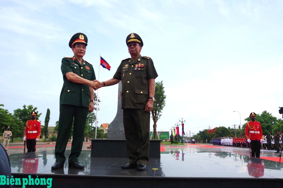 Bộ trưởng Quốc phòng Việt Nam Phan Văn Giang (bên trái) và Bộ trưởng Quốc phòng Campuchia Samdech Tea Banh gặp nhau trên biên giới tỉnh Bình Phước (nay là tỉnh Đồng Nai) tại Giao lưu hữu nghị Quốc phòng biên giới Việt Nam - Campuchia lần thứ nhất, tháng 5/2022. (Ảnh: Báo Biên phòng) Bộ trưởng Quốc phòng Việt Nam Phan Văn Giang (bên trái) và Bộ trưởng Quốc phòng Campuchia Samdech Tea Banh gặp nhau trên biên giới tỉnh Bình Phước (nay là tỉnh Đồng Nai) tại Giao lưu hữu nghị Quốc phòng biên giới Việt Nam - Campuchia lần thứ nhất, tháng 5/2022. (Ảnh: Báo Biên phòng)