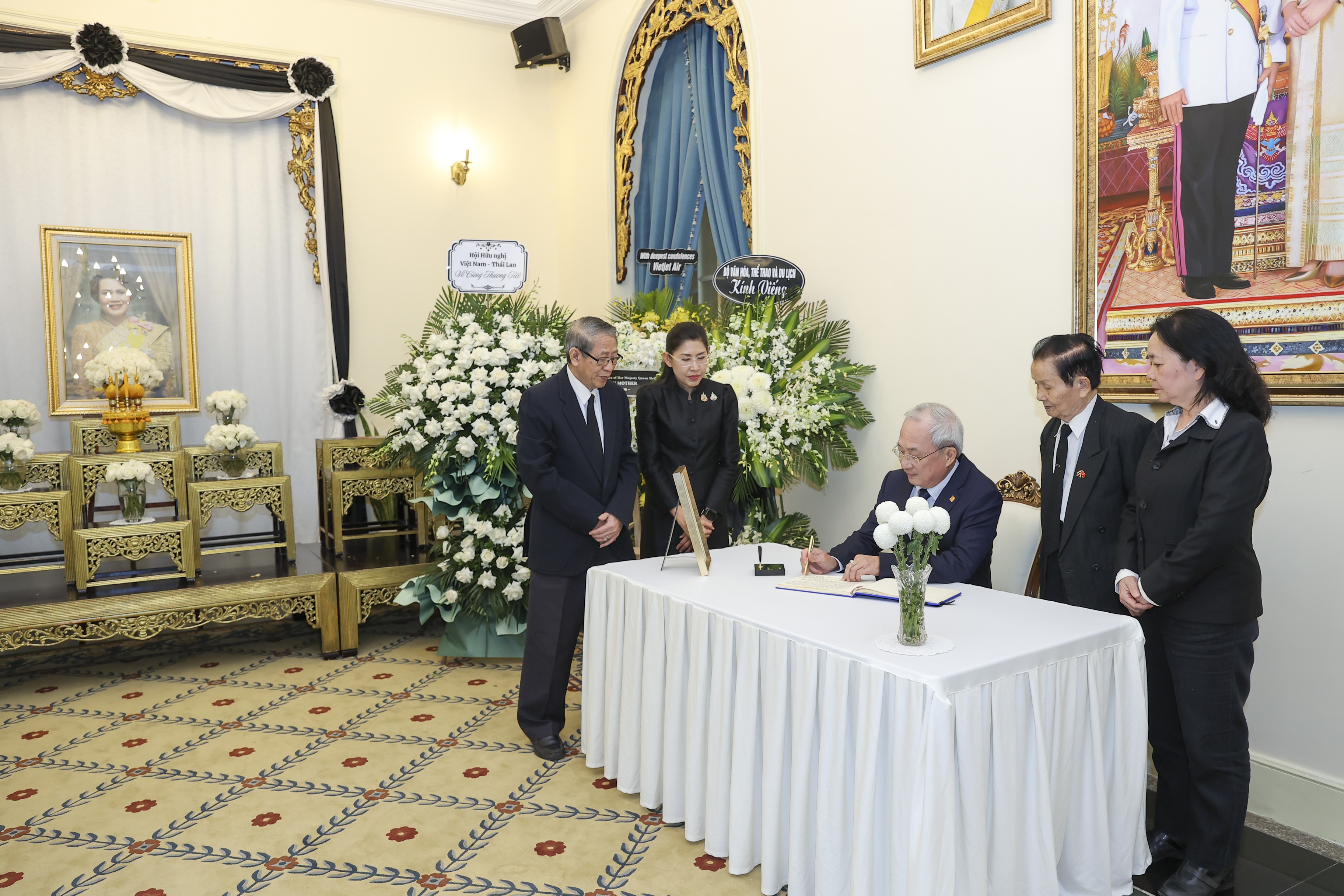 Ông Nguyễn Văn Thành, Chủ tịch Hội hữu nghị Việt Nam - Thái Lan ghi sổ tang tưởng niệm Hoàng thái hậu Thái Lan Sirikit. (Ảnh: Đinh Hòa) Ông Nguyễn Văn Thành, Chủ tịch Hội hữu nghị Việt Nam - Thái Lan ghi sổ tang tưởng niệm Hoàng thái hậu Thái Lan Sirikit. (Ảnh: Đinh Hòa)