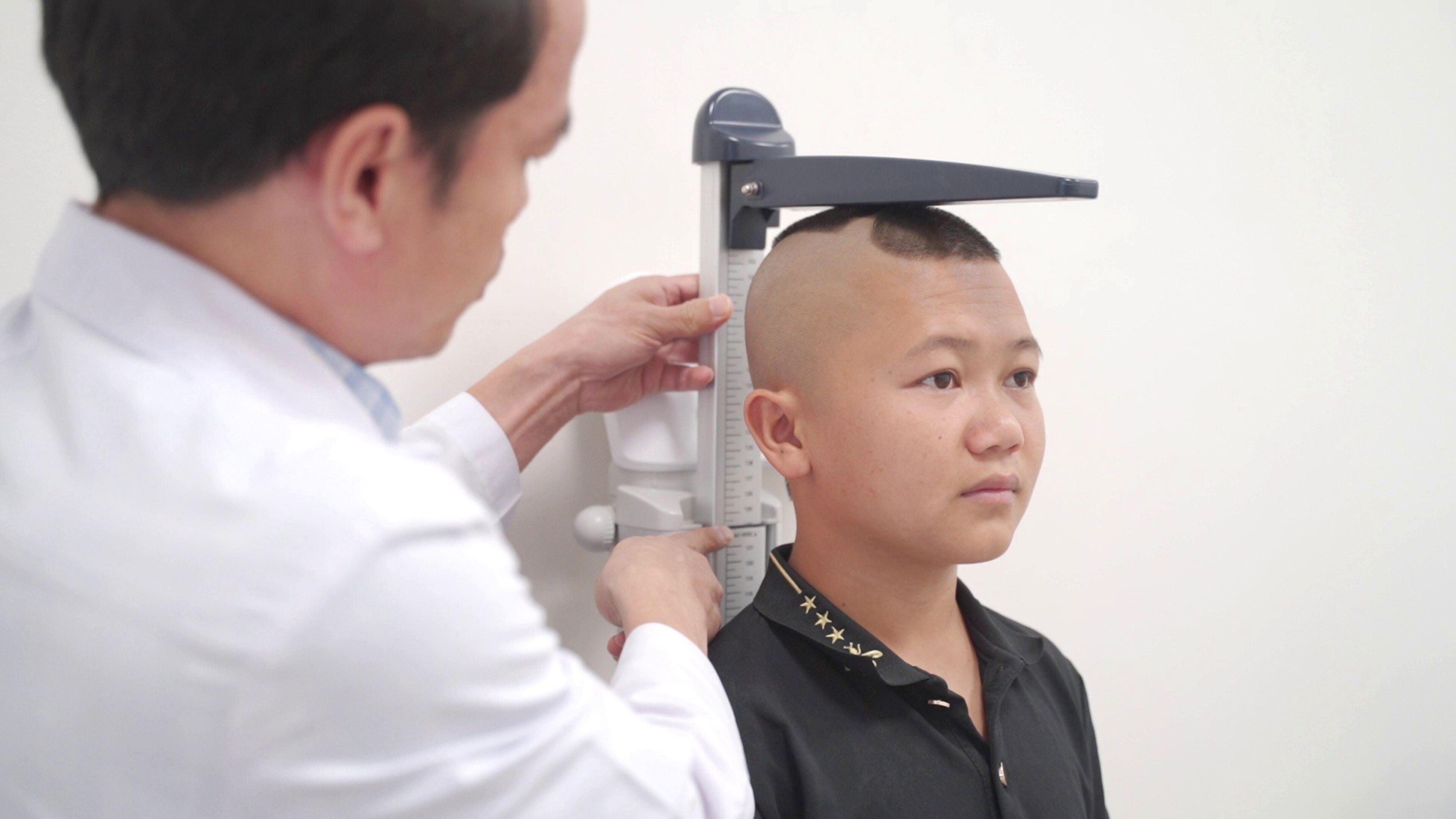 (Ảnh 1 – Bệnh nhân Dũng được kiểm tra chiều cao) (Ảnh 1 – Bệnh nhân Dũng được kiểm tra chiều cao)