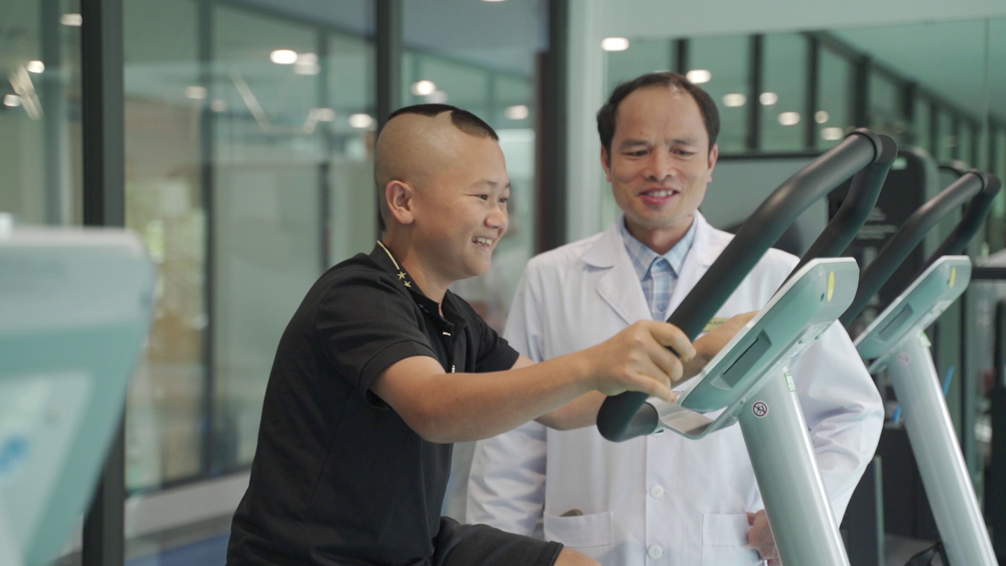 (Ảnh 2: Bên cạnh sử dụng thuốc, Dũng được tư vấn tập luyện hợp lý kết hợp với chế độ dinh dưỡng khoa học) (Ảnh 2: Bên cạnh sử dụng thuốc, Dũng được tư vấn tập luyện hợp lý kết hợp với chế độ dinh dưỡng khoa học)