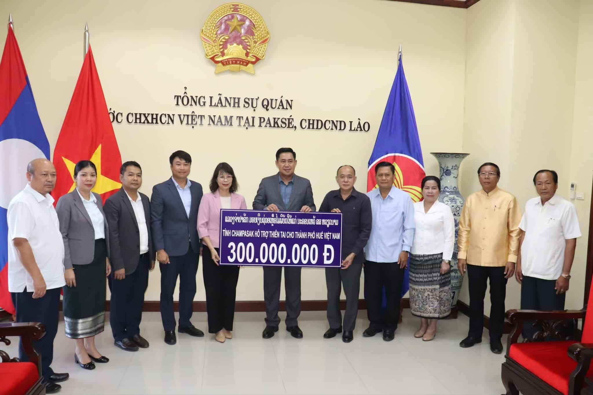 Tỉnh Champasak, Salavan (Lào) trao tiền ủng hộ các tỉnh Việt Nam bị ảnh hưởng bởi bão số 12 Tỉnh Champasak, Salavan (Lào) trao tiền ủng hộ các tỉnh Việt Nam bị ảnh hưởng bởi bão số 12