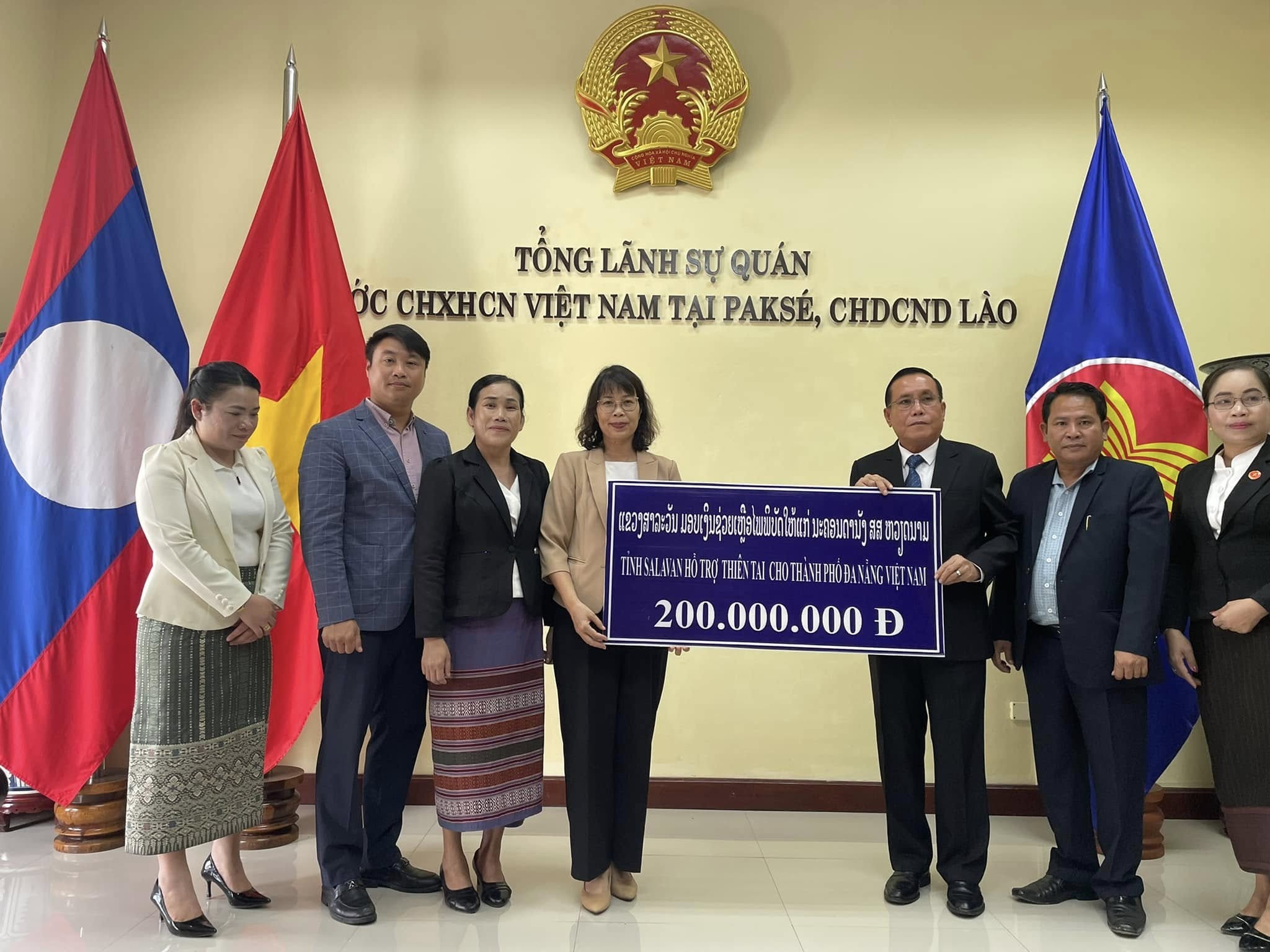 Tỉnh Champasak, Salavan (Lào) trao tiền ủng hộ các tỉnh Việt Nam bị ảnh hưởng bởi bão số 12 Tỉnh Champasak, Salavan (Lào) trao tiền ủng hộ các tỉnh Việt Nam bị ảnh hưởng bởi bão số 12