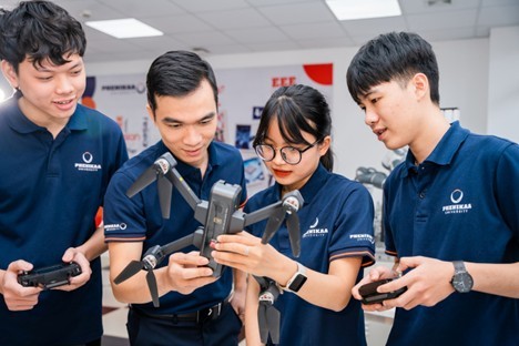 Nguyễn Thị Khánh Diệu trong phòng thí nghiệm cùng bạn bè khám phá thế giới kỹ thuật y sinh. (Ảnh: NVCC) Nguyễn Thị Khánh Diệu trong phòng thí nghiệm cùng bạn bè khám phá thế giới kỹ thuật y sinh. (Ảnh: NVCC)