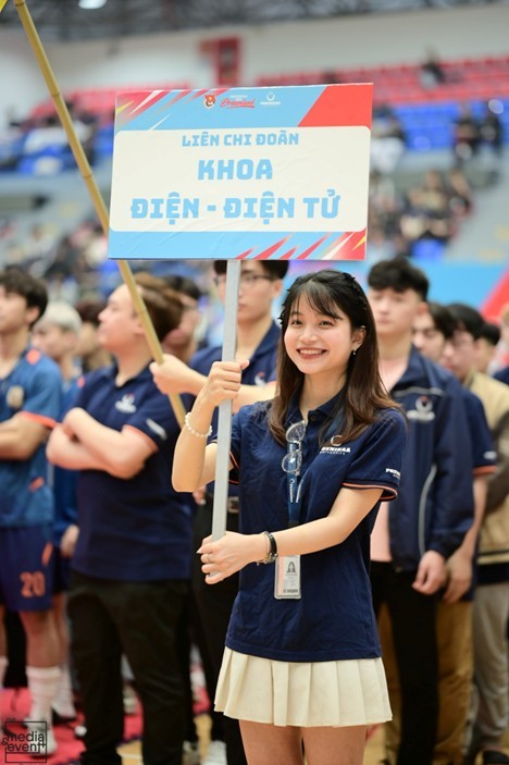 Nguyễn Thị Khánh Diệu còn là gương mặt năng động trong các hoạt động Đoàn, nơi cô lan tỏa năng lượng sống tích cực và tinh thần “bền đam mê, không lùi bước” đến cộng đồng sinh viên (Ảnh: NVCC) Nguyễn Thị Khánh Diệu còn là gương mặt năng động trong các hoạt động Đoàn, nơi cô lan tỏa năng lượng sống tích cực và tinh thần “bền đam mê, không lùi bước” đến cộng đồng sinh viên (Ảnh: NVCC)