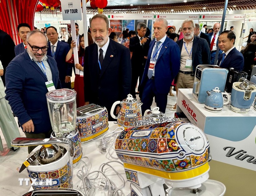 Đại biểu tham quan gian hàng trưng bày sản phẩm Italia tại chương trình. (Ảnh: TTXVN)